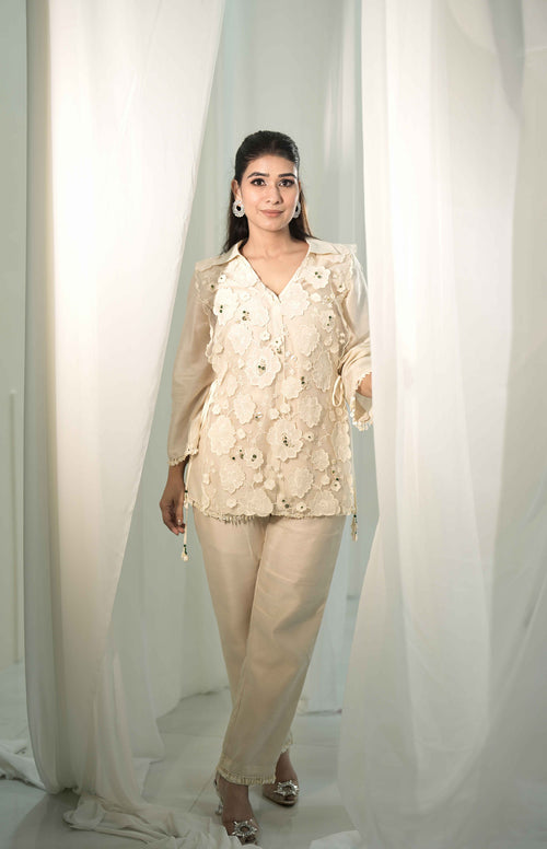 COLLAR WITH V NECK TUNIC SET WITH A BIB ON IT PAIRED WITH MATCHING PANTS