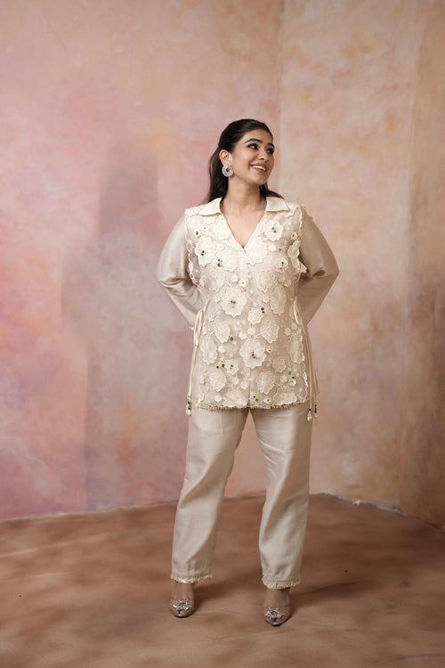 COLLAR WITH V NECK TUNIC SET WITH A BIB ON IT PAIRED WITH MATCHING PANTS